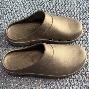 OOFOS Black Slip-On Shoes